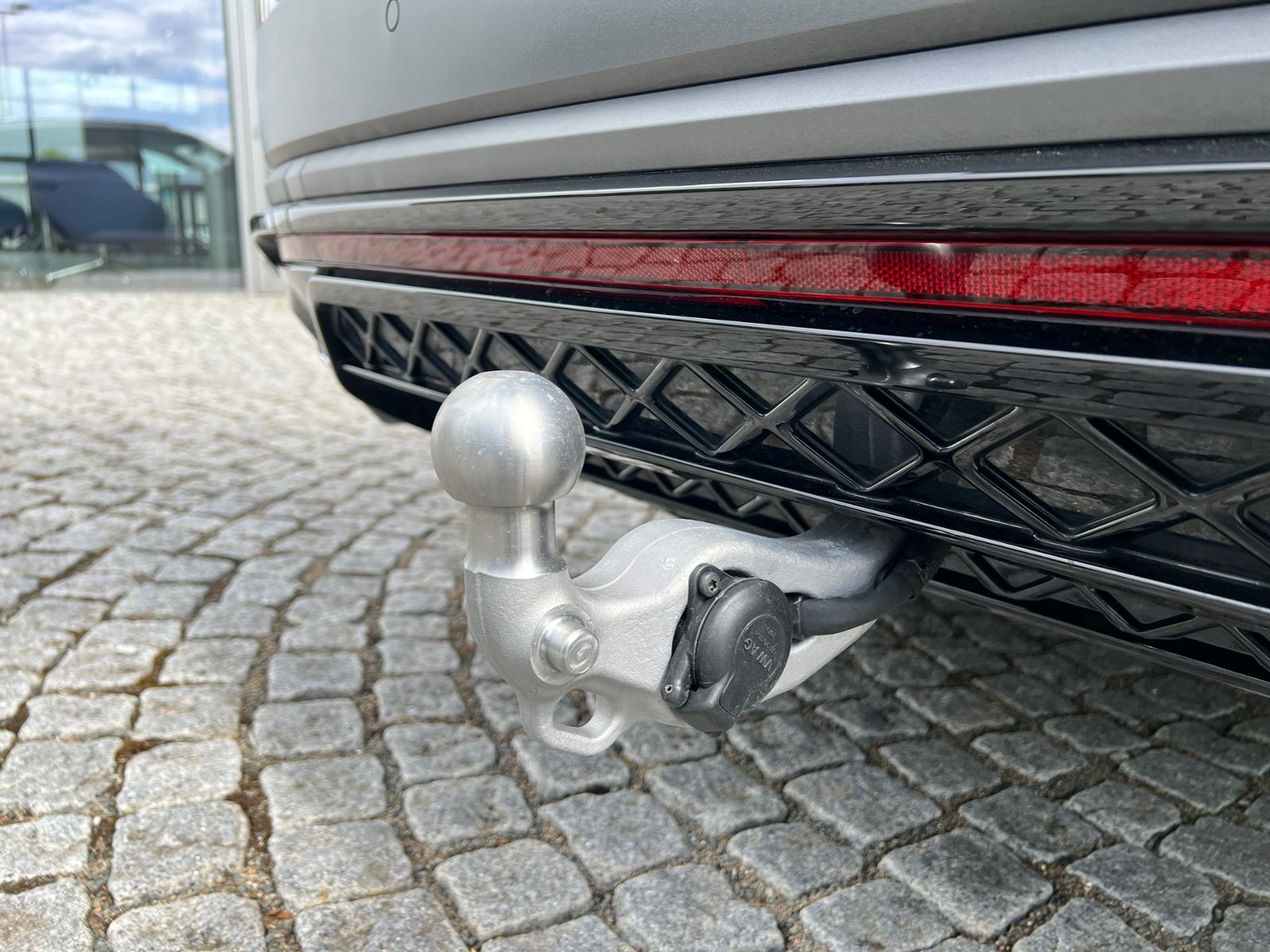 Fahrzeugabbildung Volkswagen Touareg R-Line 3.0 TDI 4MOTION *AHK, Luft, Pano,