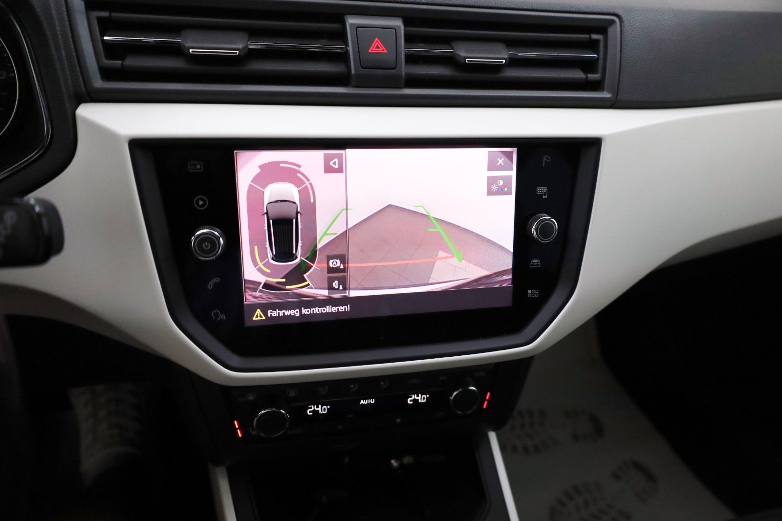 Fahrzeugabbildung SEAT Arona Xcellence Navi,SH,PDC,Kamera,SR+WR