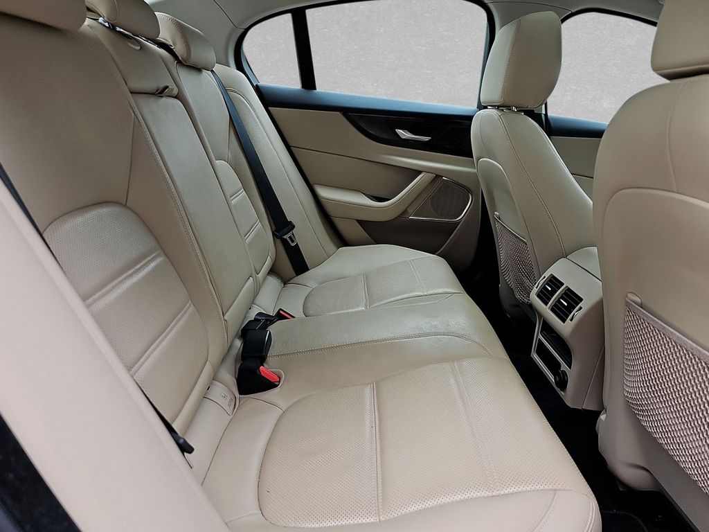 Jaguar XE P250 SE