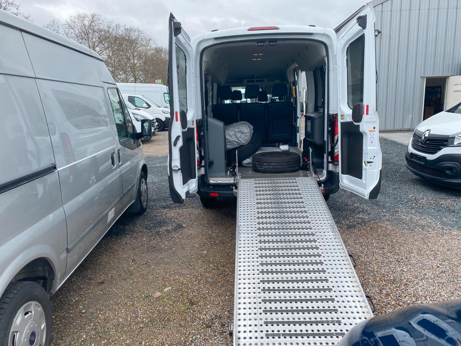 Fahrzeugabbildung Ford Transit Kombi 350 L3 Trend,9SitzerROLLSTHULRAMPE