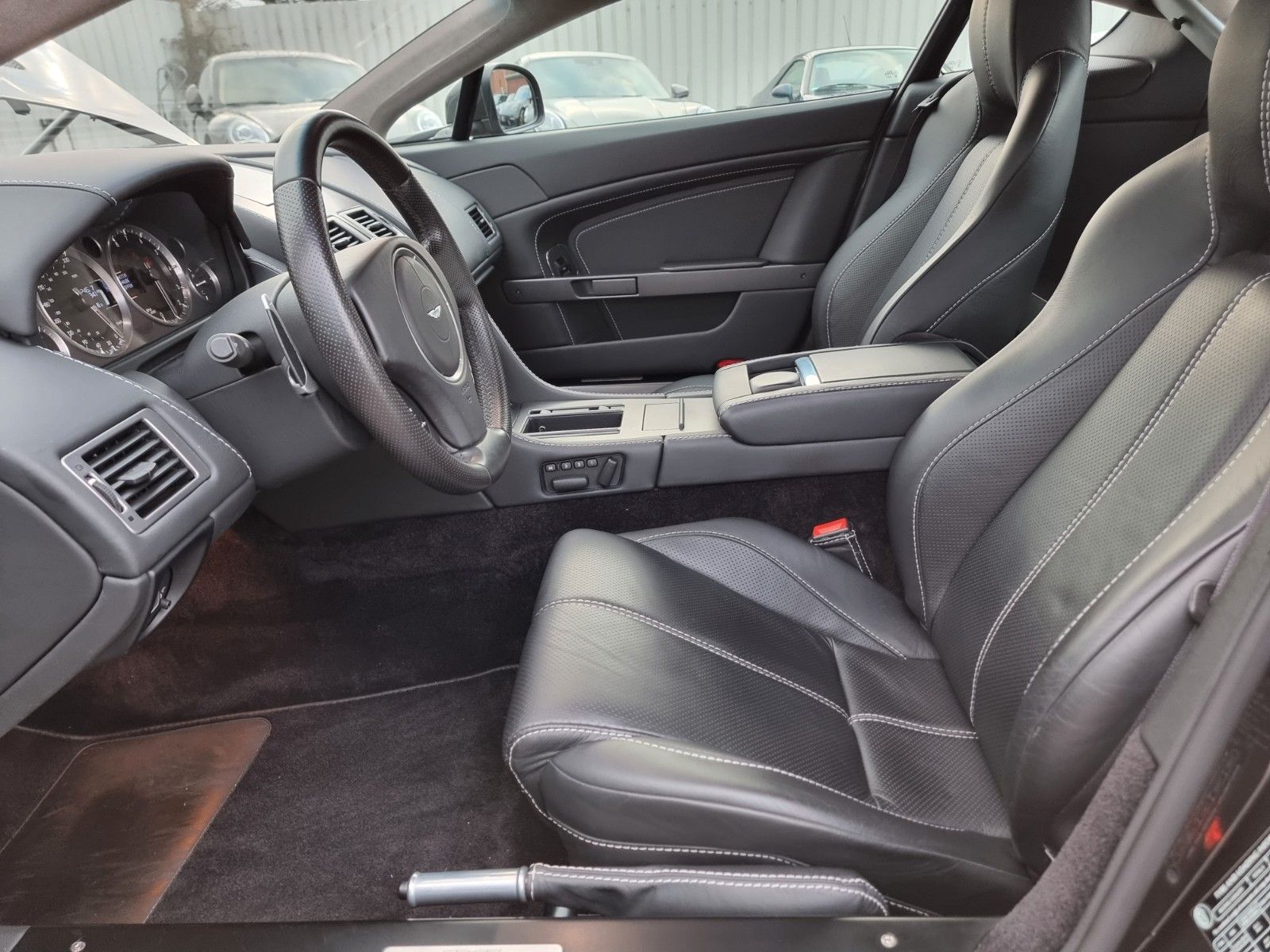 Fahrzeugabbildung Aston Martin V8 Vantage 4.7l/Quantum Silber/BRD/Erstlack/2.Hd