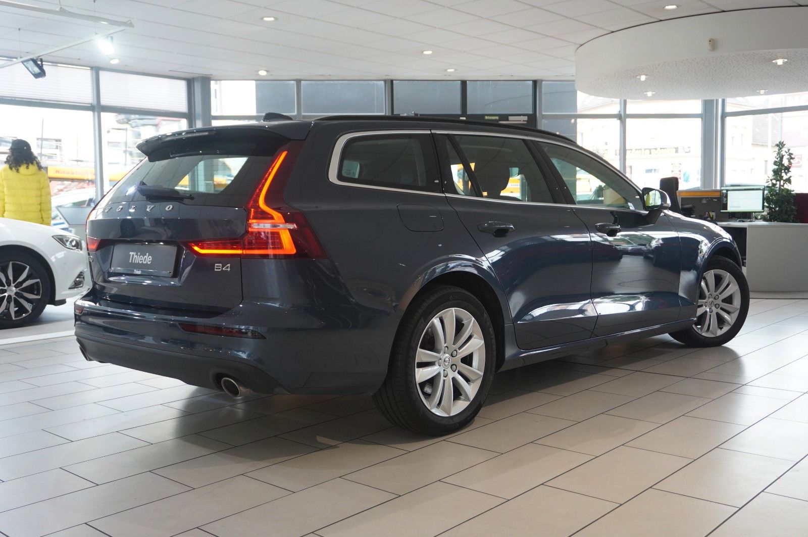 Fahrzeugabbildung Volvo V60 Kombi B4 MOMENTUM PRO NAVI/LED/KAMERA/VIRT.