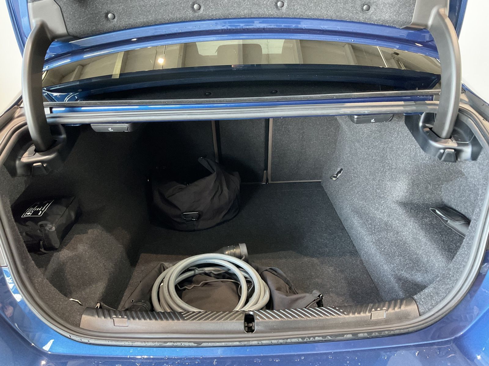 Fahrzeugeinzelansicht 14 Fahrzeugabbildung BMW 550e xDrive Limousine M Sportpaket AHK