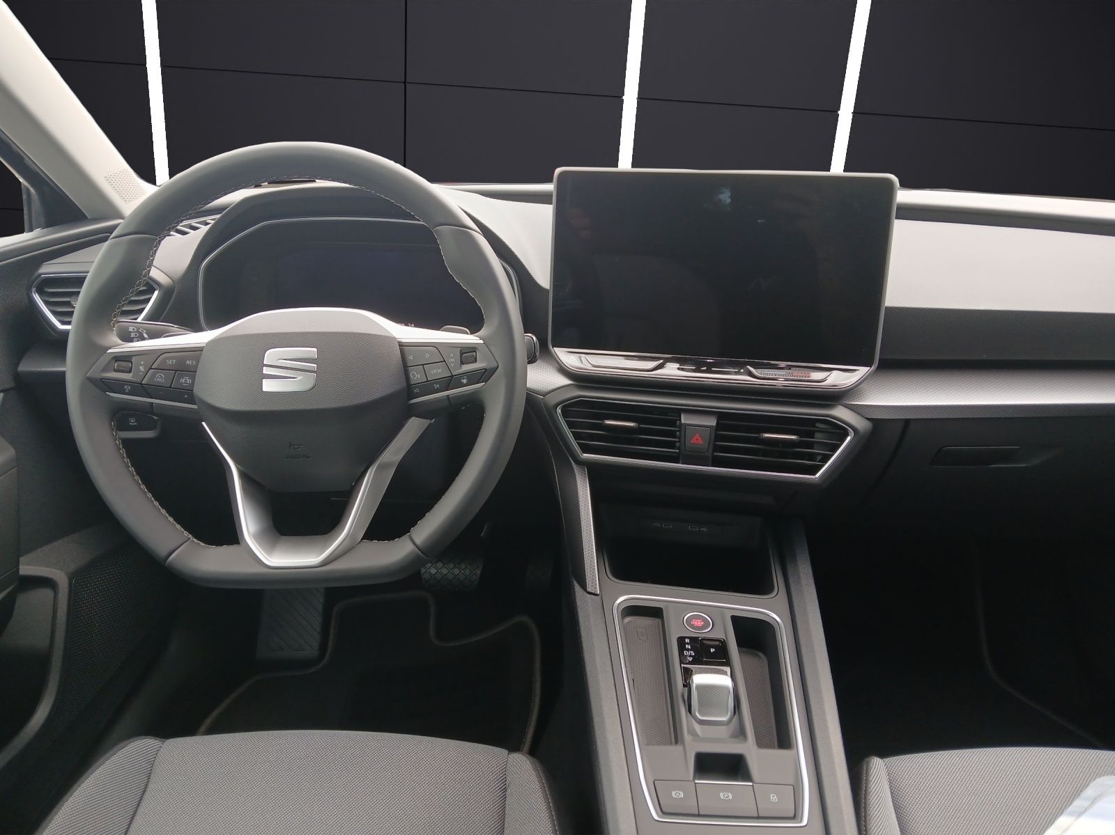 Fahrzeugabbildung SEAT Leon 1.5 eTSI Road Edition Kamera SH