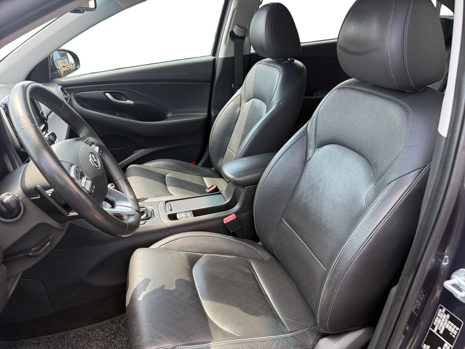 Fahrzeugabbildung Hyundai i30 1.4 T-GDI Premium PANO LED AHK