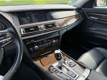 BMW 750 - 12