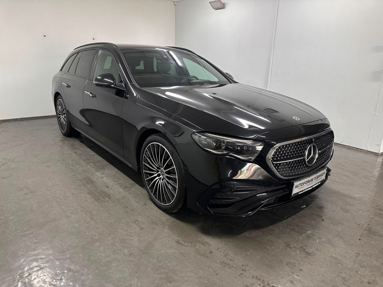 Fahrzeugabbildung Mercedes-Benz E 220 d 4MATIC T *AMG-LINE ADVANCED*PANO*KEYGO*