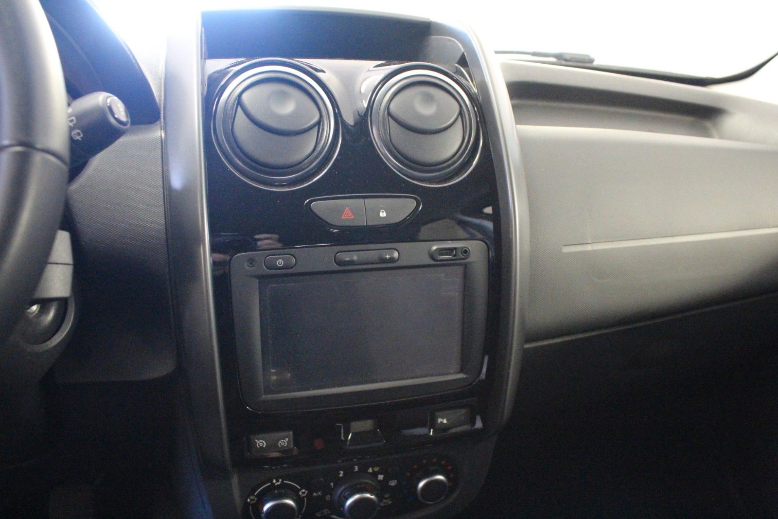 Fahrzeugabbildung Dacia Duster   SCE 115  Laureate   AHK *Navigation*