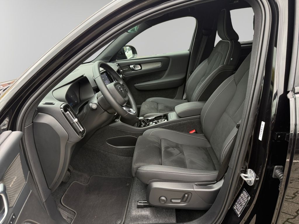 VOLVO XC40 B3 B DKG Ultra Black Edition RFK NAVi Winte VOLVO XC40 B3 B DKG Ultra Black Edition RFK NAVi Winte