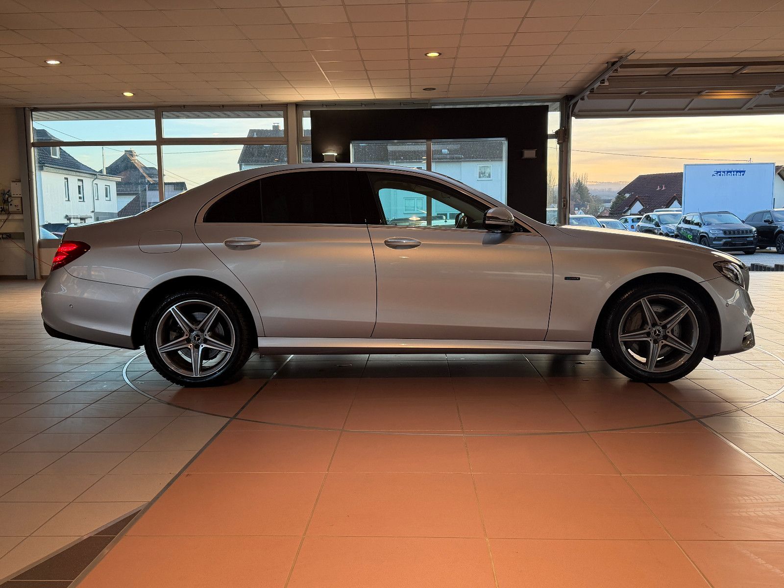 Fahrzeugabbildung Mercedes-Benz E 300 de/AMG/HEAD-UP/VIRTUAL/AMBIENTE/BURMESTER/