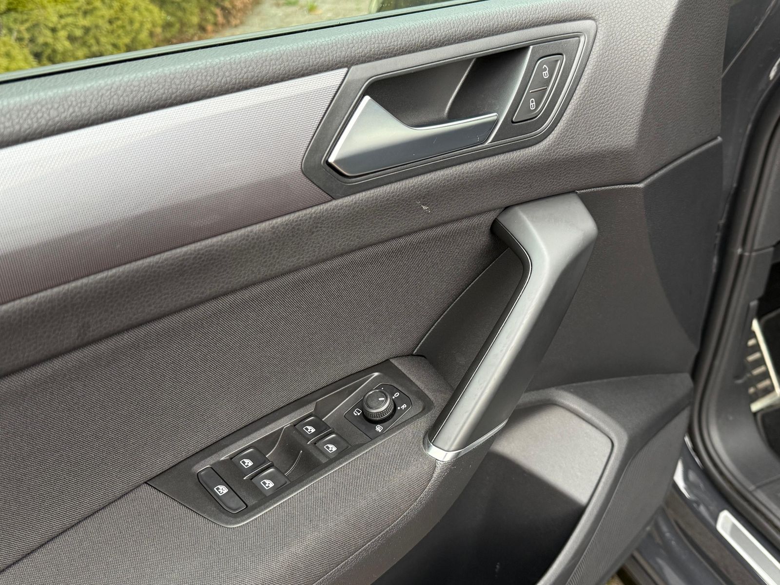 Fahrzeugabbildung Volkswagen Touran 2.0 TDI DSG R-Line LED+NAV+ACC+CARPLAY+