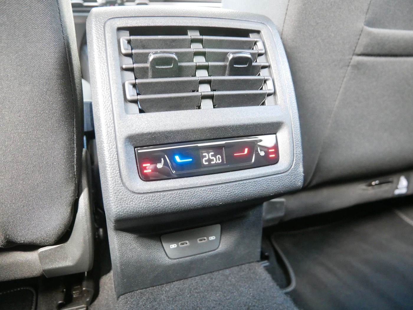 Fahrzeugabbildung Volkswagen Golf -VIII 1.0 Life NEU39T Standhz Kamera ACC SH