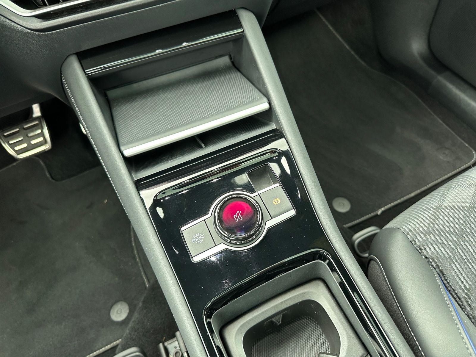 Fahrzeugabbildung Volkswagen Tiguan 2.0 TDI 4M R-Line Pano/AHK/ACC/Navi