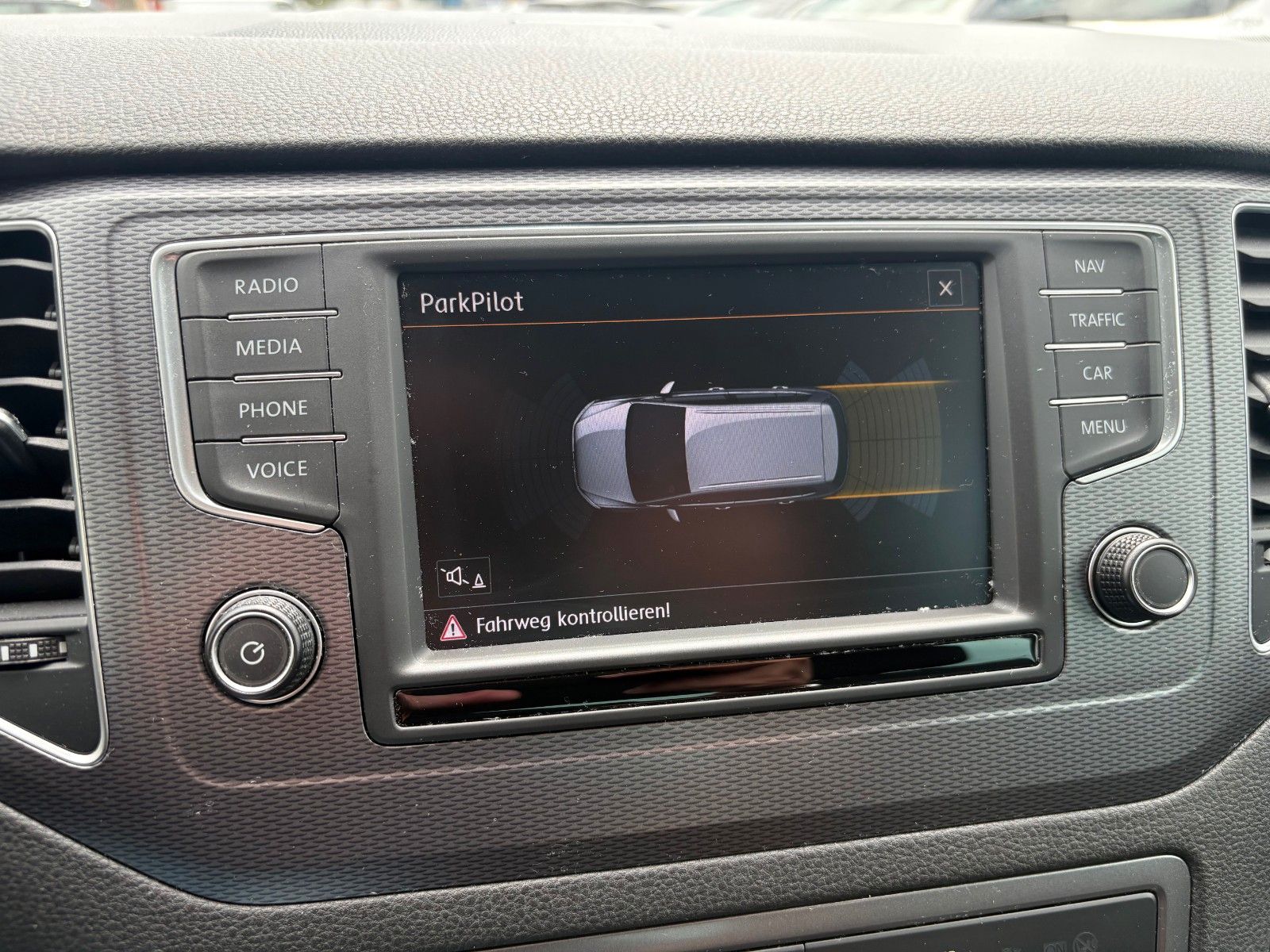 Fahrzeugabbildung Volkswagen Golf Sportsvan VII 1.6 TDI Lounge Navi PDC SHZ