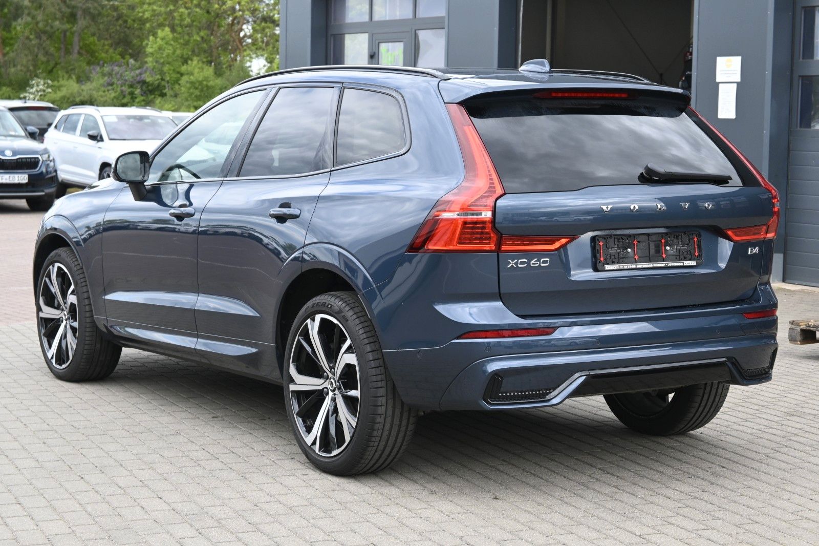 Fahrzeugabbildung Volvo XC60 B4D Plus Dark*LED*PANO*STHZ*360*H&K*BLIS