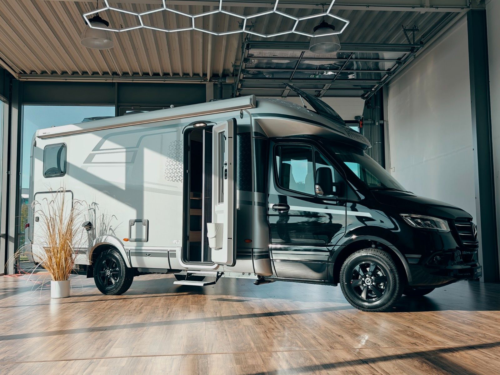 Fahrzeugabbildung HYMER / ERIBA / HYMERCAR B-KLASSE MC T 680 PREMIUM - MATARA TEAK by palmo