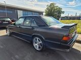Mercedes-Benz 190 - schwarze Mercedes-Benz 190