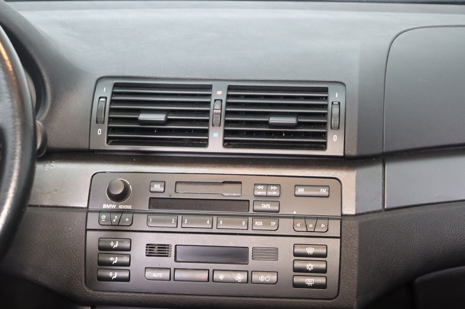 Fahrzeugabbildung BMW 318 i Automatik * SHZ * Xenon * HU/AU 03.27