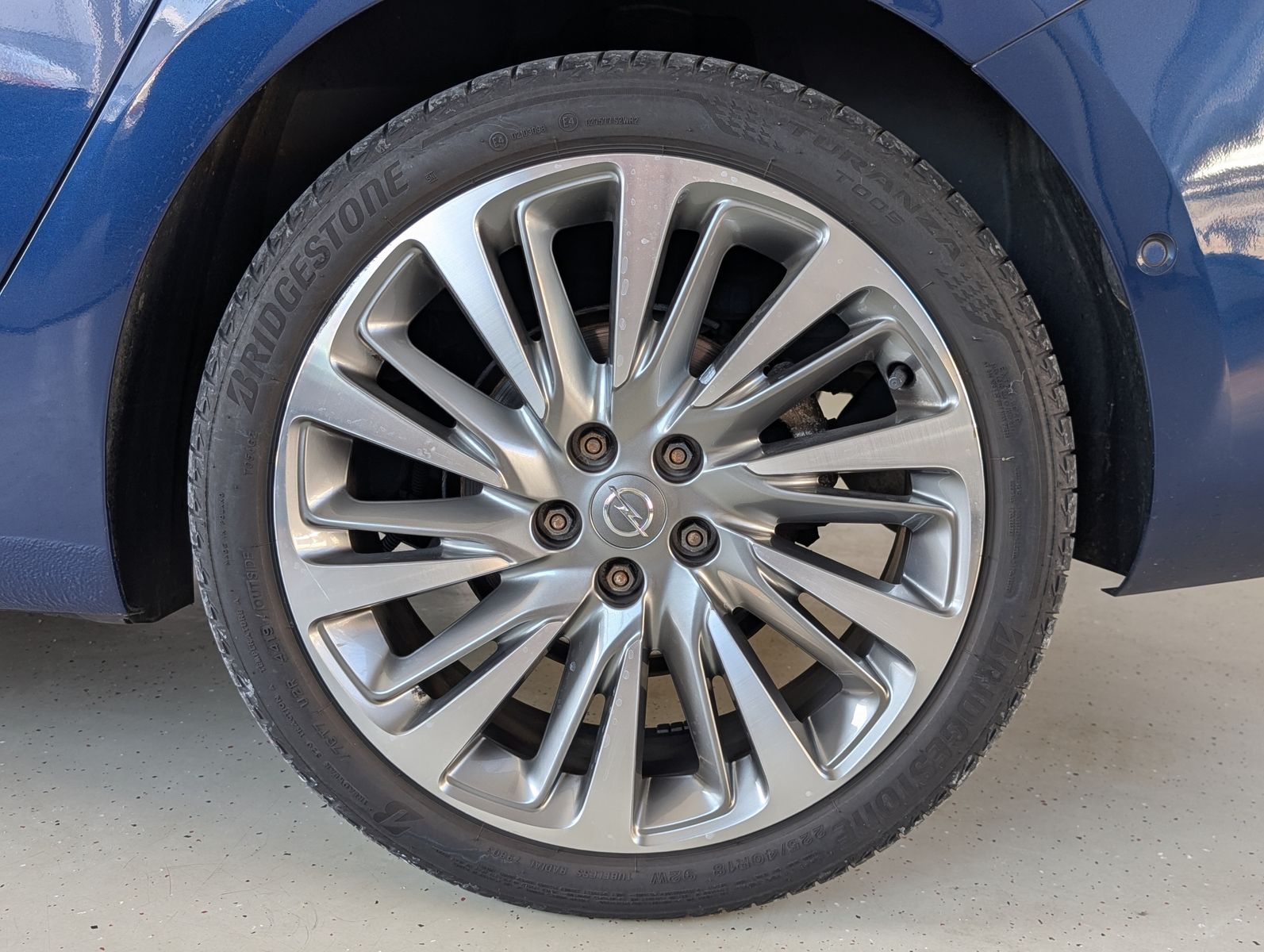 Fahrzeugabbildung Opel Astra Elegance PANORAMA LEDER MASSAGE MEMO 18"
