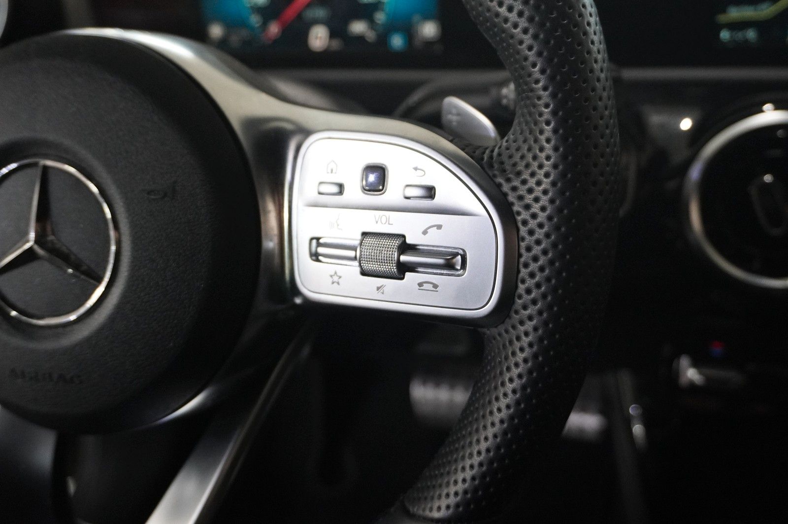 Fahrzeugabbildung Mercedes-Benz CLA SB 200 AMG LINE 7G-DCT NAVI/LED/KAMERA/DAB+