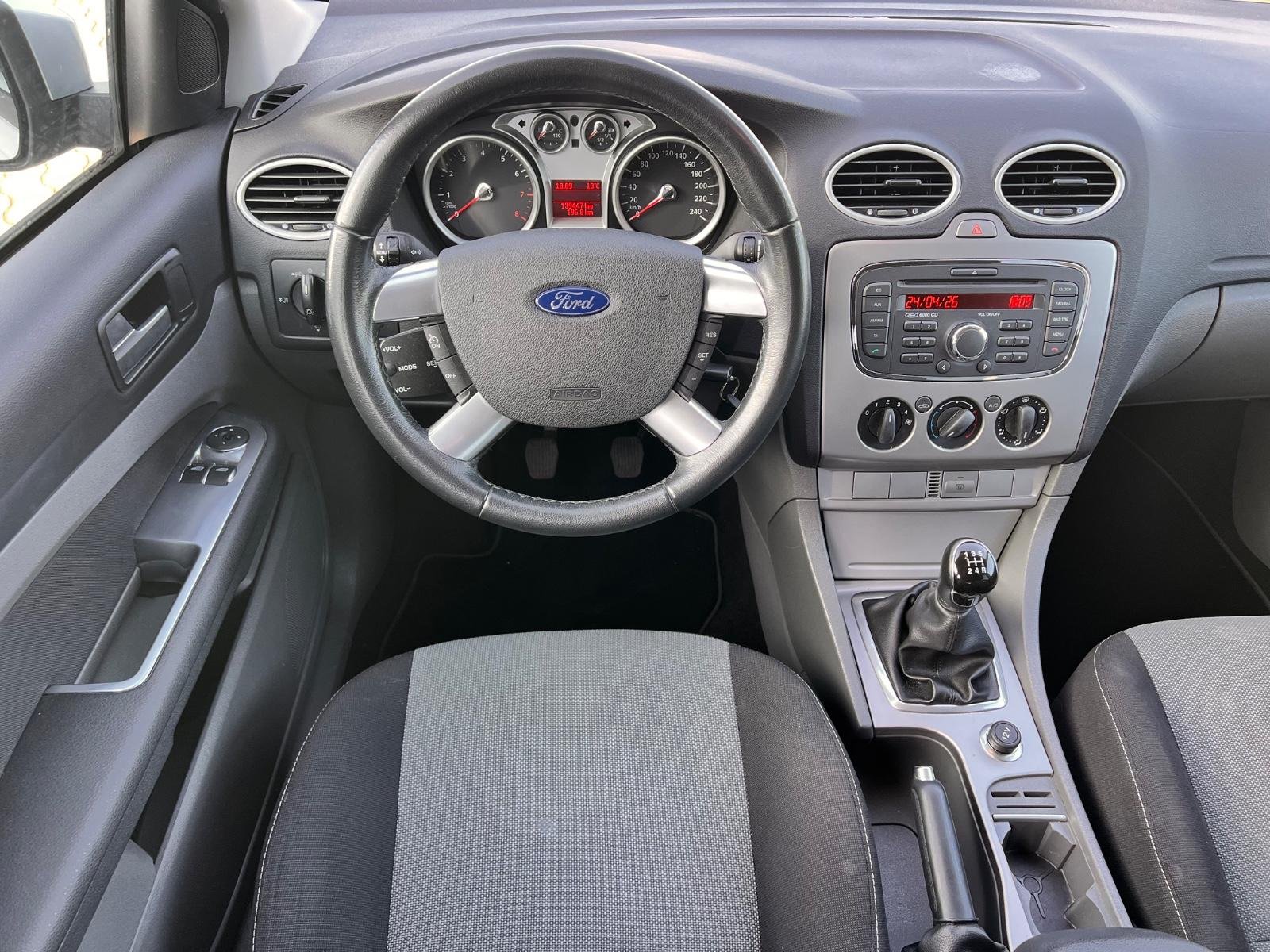 Ford Focus 2011 — photo 16