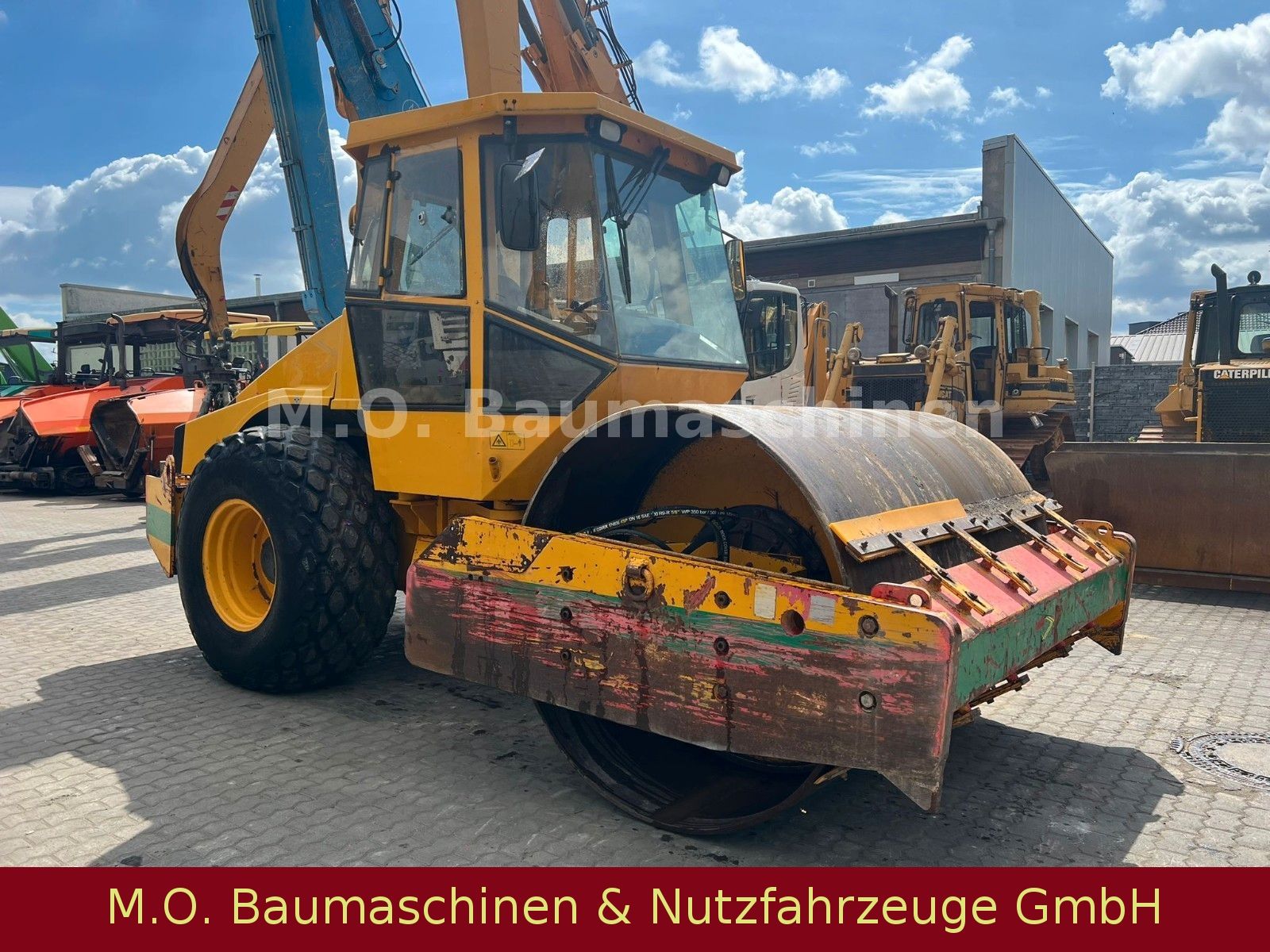 Fahrzeugabbildung Dynapac CA 302 D / Walzenzug / 12,5 t /