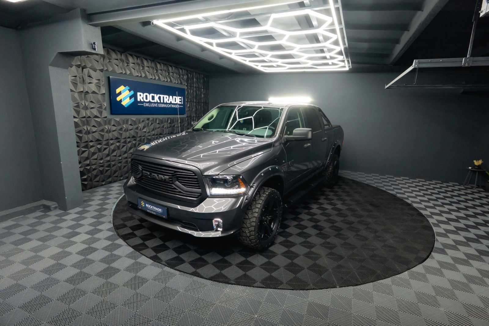 Fahrzeugabbildung Dodge RAM 5.7 V8 HEMI 4x4 OFFROAD Night-Paket *LED*19%
