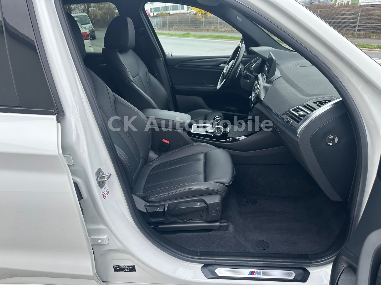 Fahrzeugabbildung BMW X3 xDrive30 i M-Sport/Shadow-Line/Navi/Kam./LED