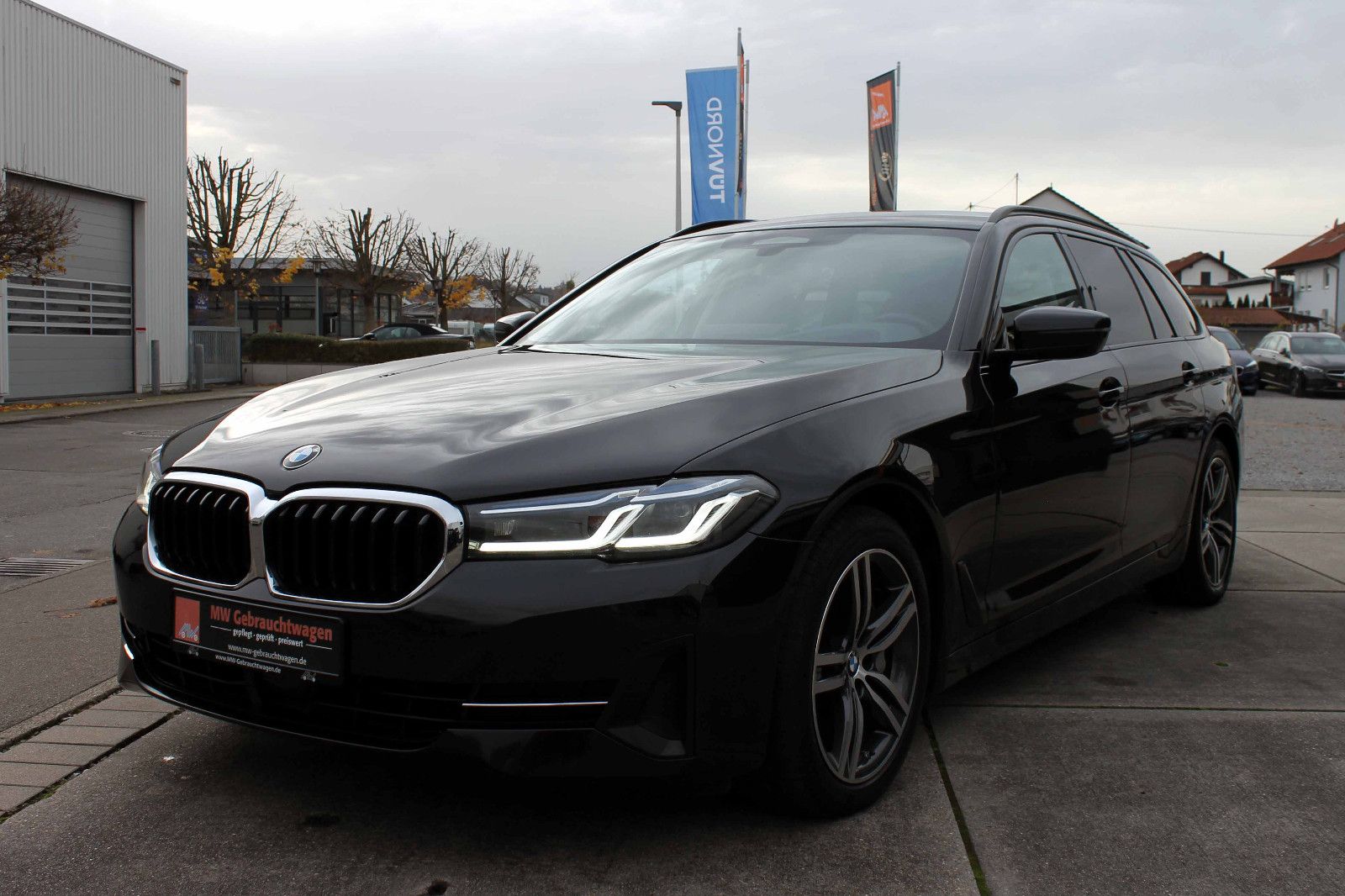 Fahrzeugabbildung BMW 530d xDrive Touring ACC LED HUD KAM BT NAV AMBI