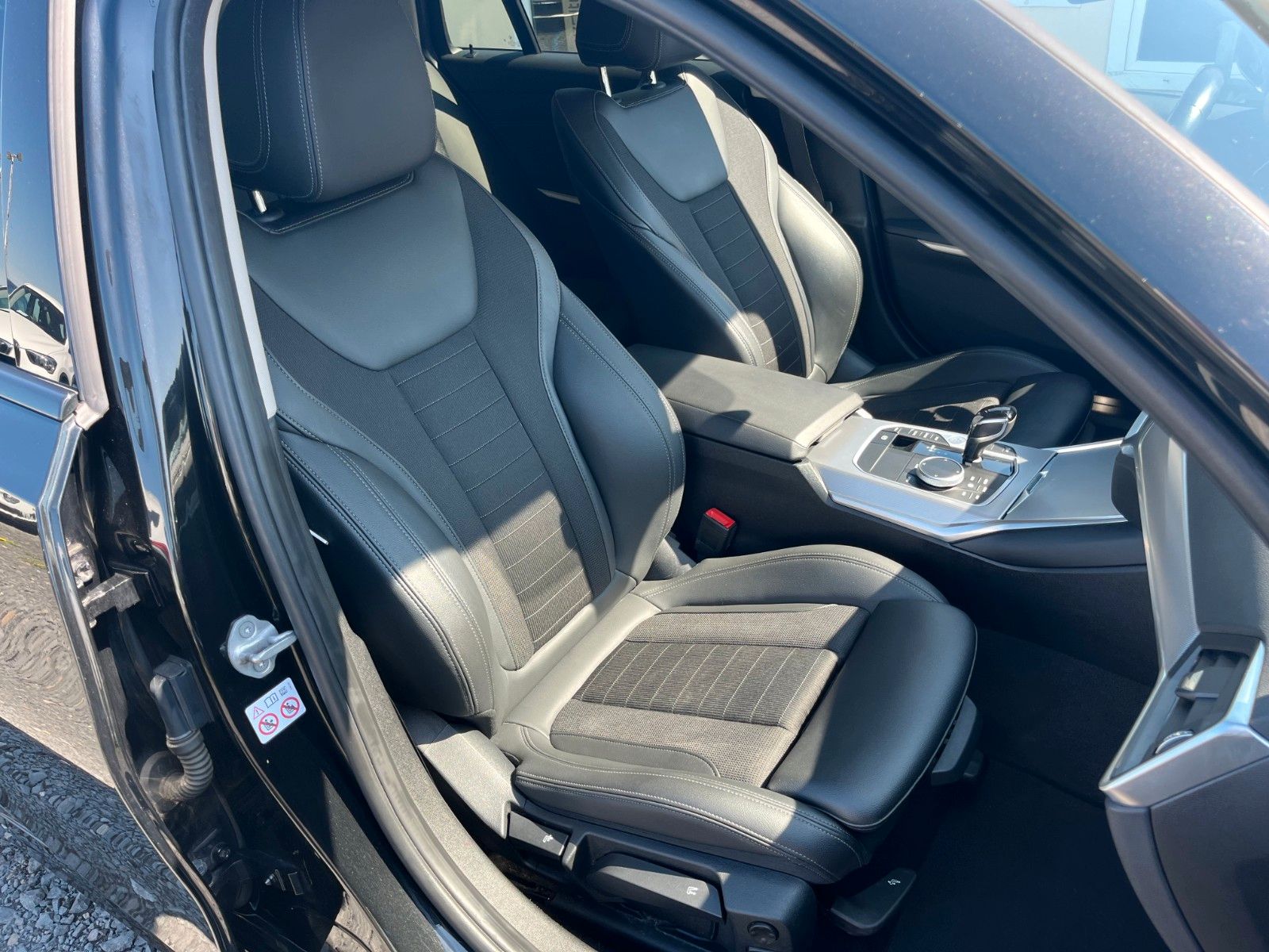 Fahrzeugabbildung BMW 320d xDrive Aut. SPORT LINE Navi LED AHK M Lenkr