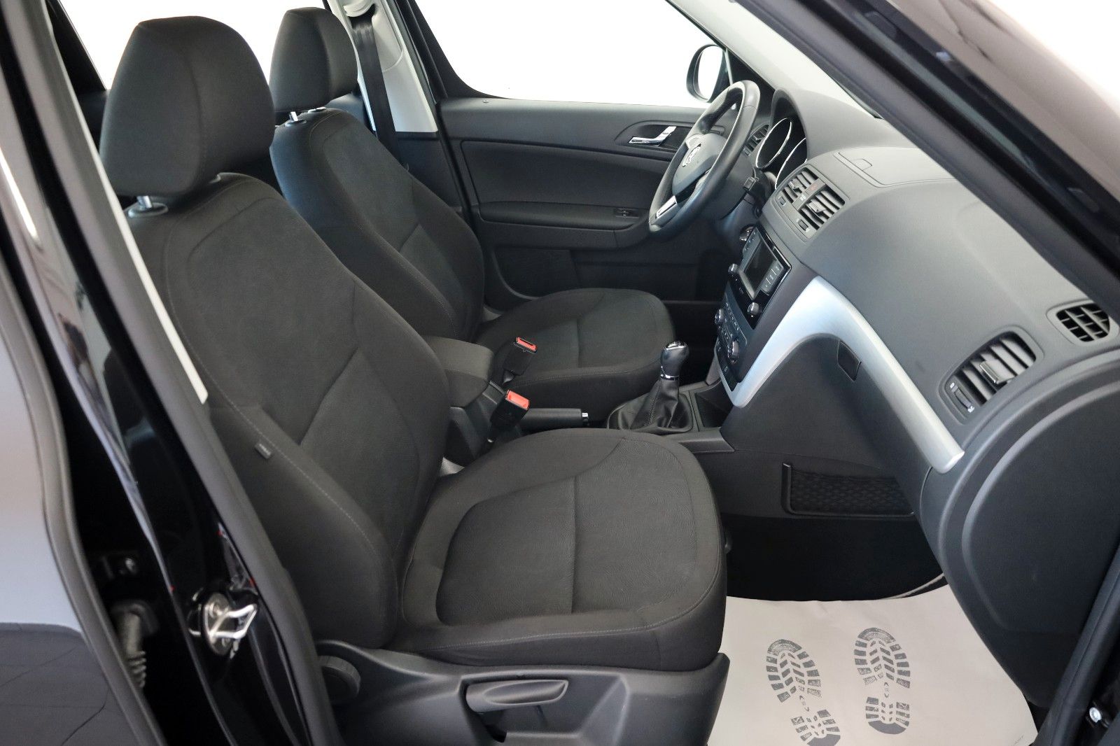 Fahrzeugabbildung SKODA Yeti Ambition SH,PDC,8-fach bereift