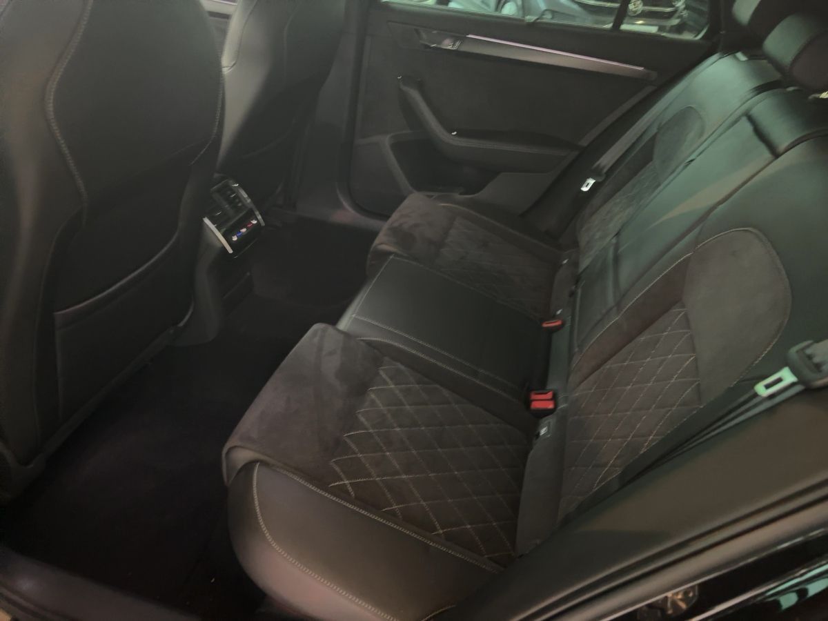 Skoda Superb Combi 1.5TSI DSG Sportline NAVI MATRIX-LE foto 8