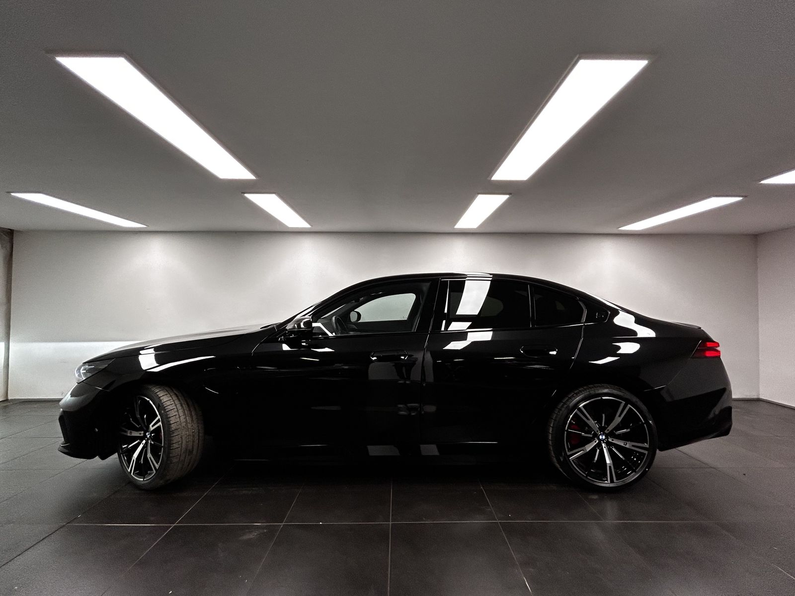 BMW 550e xDrive Limousine Ehem. UPE: 106.770€ M Spor imagem 2