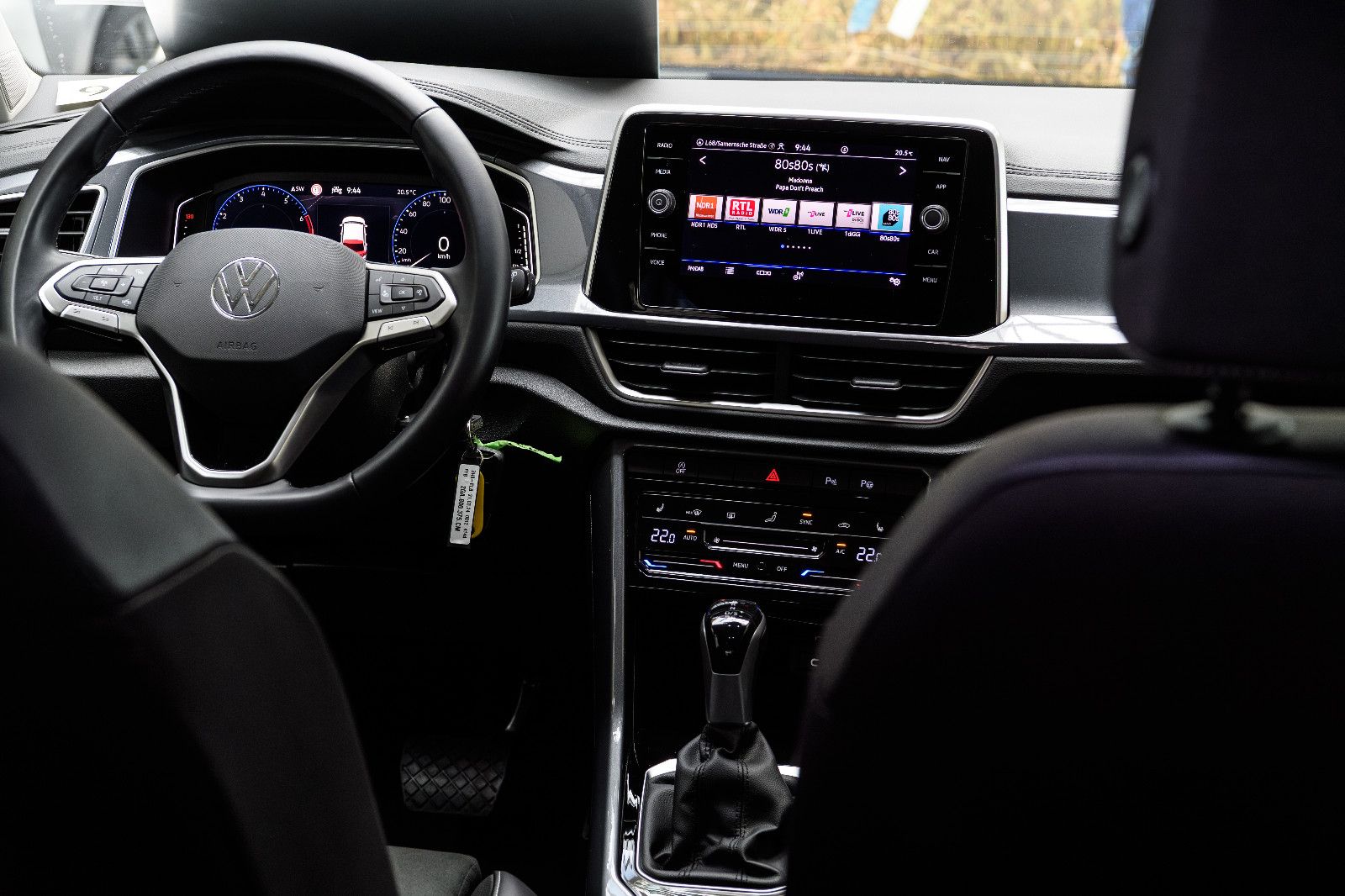 Fahrzeugabbildung Volkswagen T-Roc Style 1.5 TSI DSG LED+AHK+NAVI+ACC+APP+SHZ