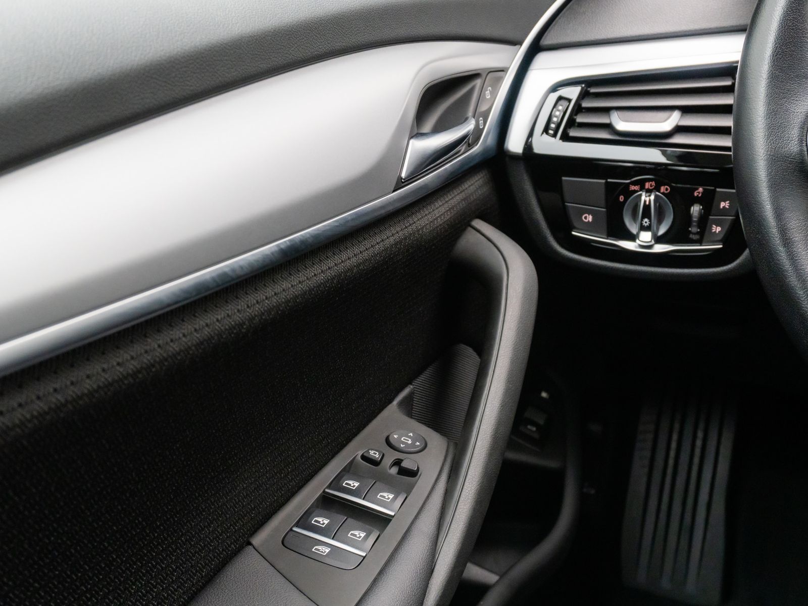 Fahrzeugabbildung BMW 520e Alarm Komfort PDC DAB GeschwindigReg 18Zoll