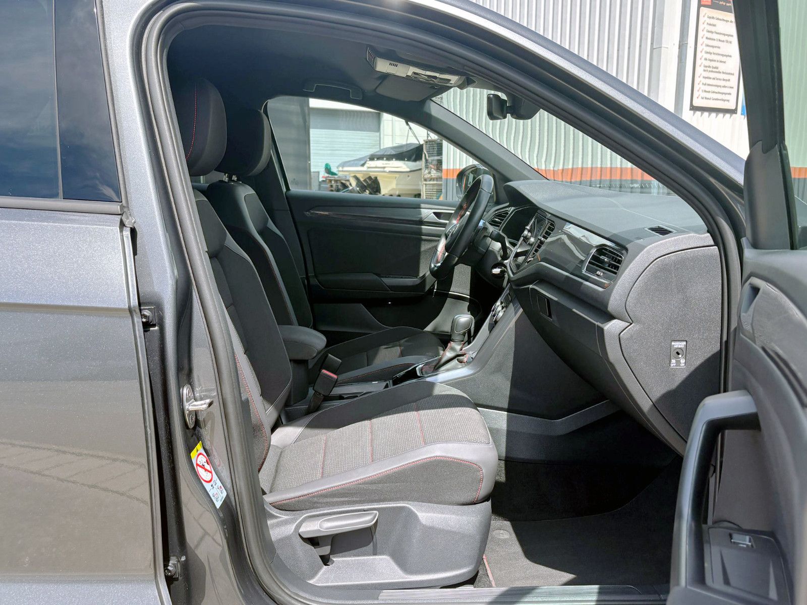 Fahrzeugabbildung Volkswagen T-Roc 1.5TSI R-Line DSG ACC KAM AHK LED NAV BT