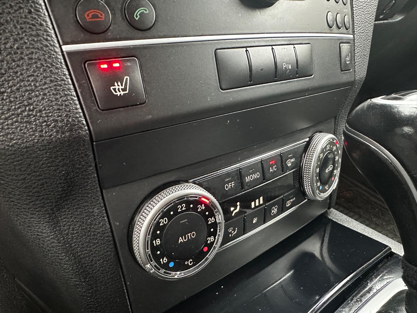 Mercedes-Benz GLK350 2010 — photo 15