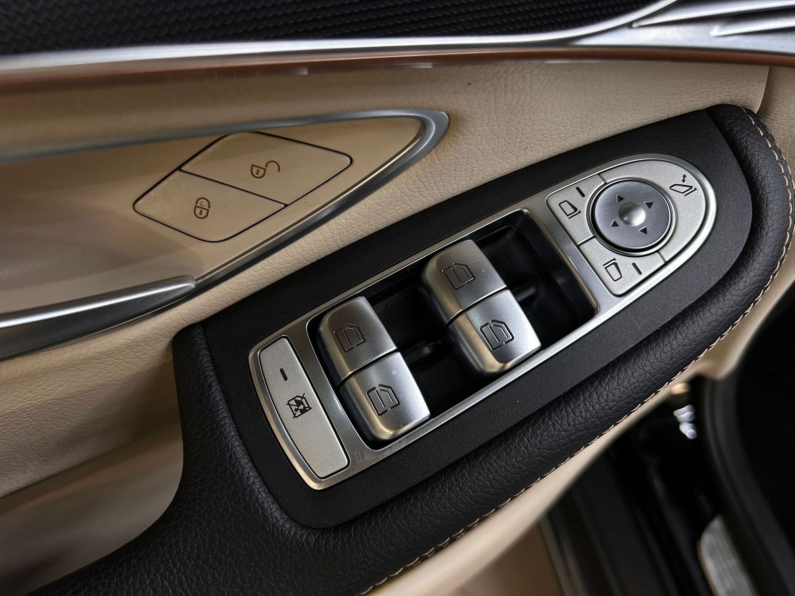 Fahrzeugabbildung Mercedes-Benz EQC 400 4M WIDES+MULTIB+HEAD+ACC+SHZ+AHK+WP+360+