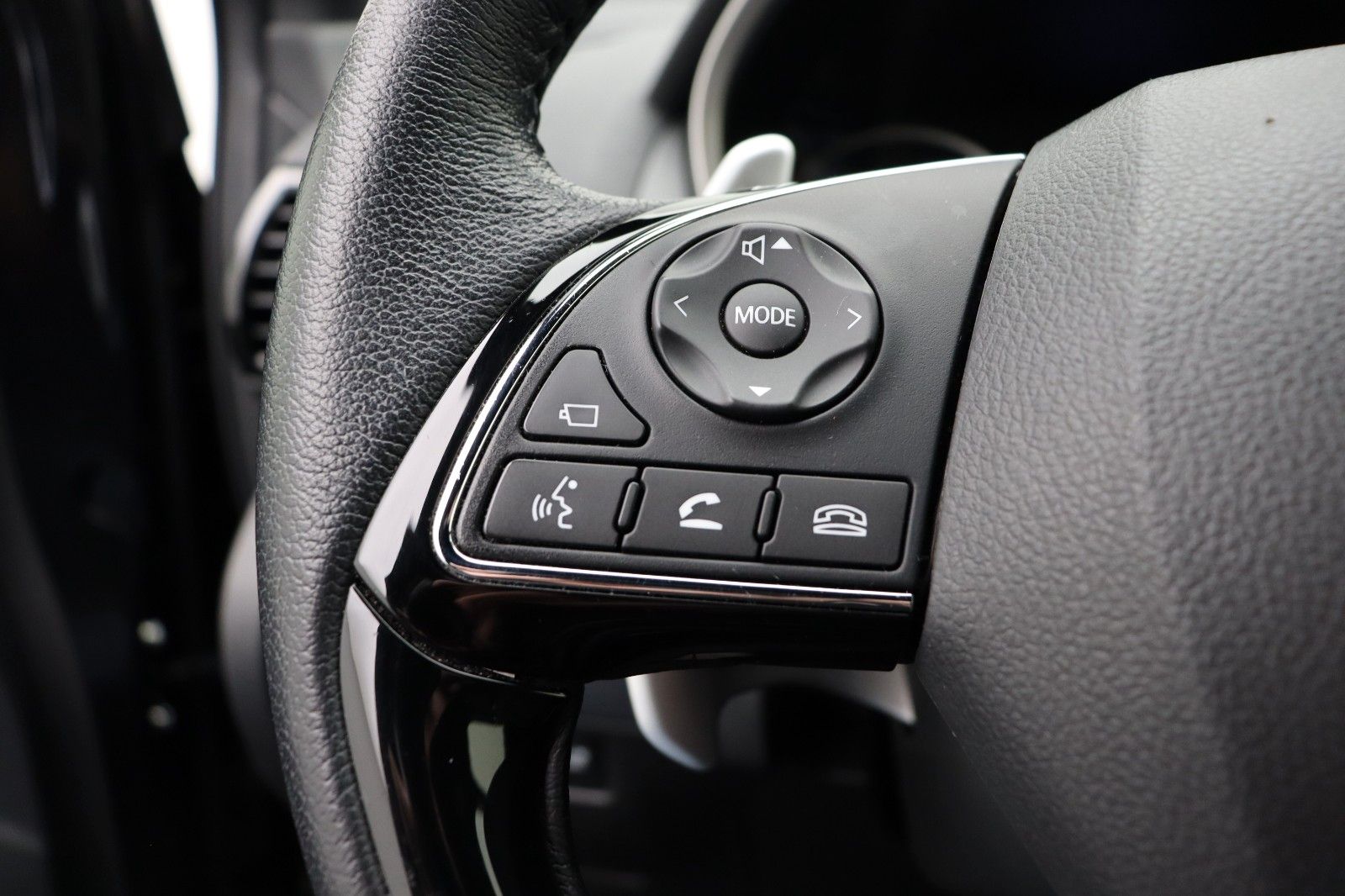 Fahrzeugabbildung Mitsubishi Eclipse Cross 2.4 Plus Select Black Hybrid 4WD