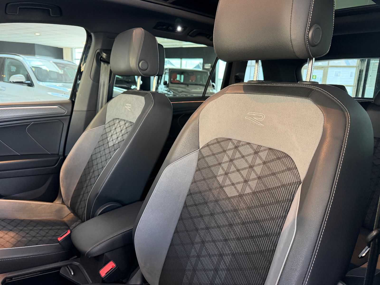 Fahrzeugabbildung Volkswagen Tiguan Allspace R-Line /PANO/HUD/HARMAN-KARDON/