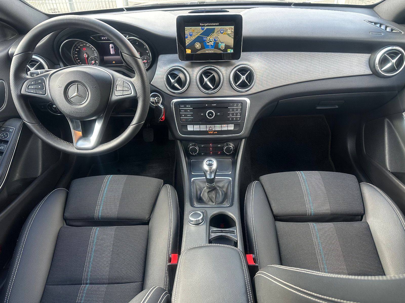 Fahrzeugabbildung Mercedes-Benz CLA 200 d SHOOTING BRAKE*18`LM+SPORT+LED*