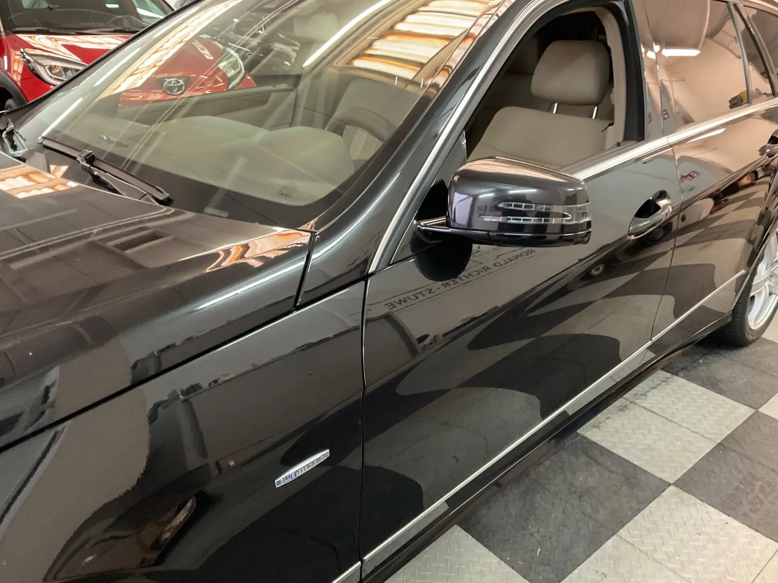 Mercedes-Benz E220 2011 — photo 13