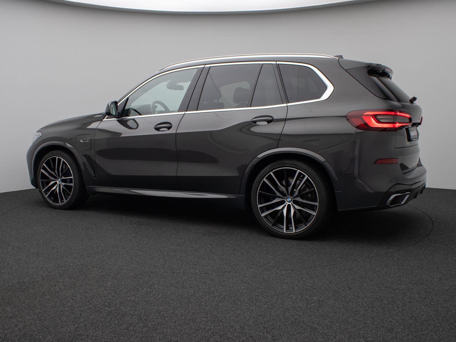 Fahrzeugabbildung BMW X5 xD45e M Sport Panorama 360°Laser HUD B&W 22"