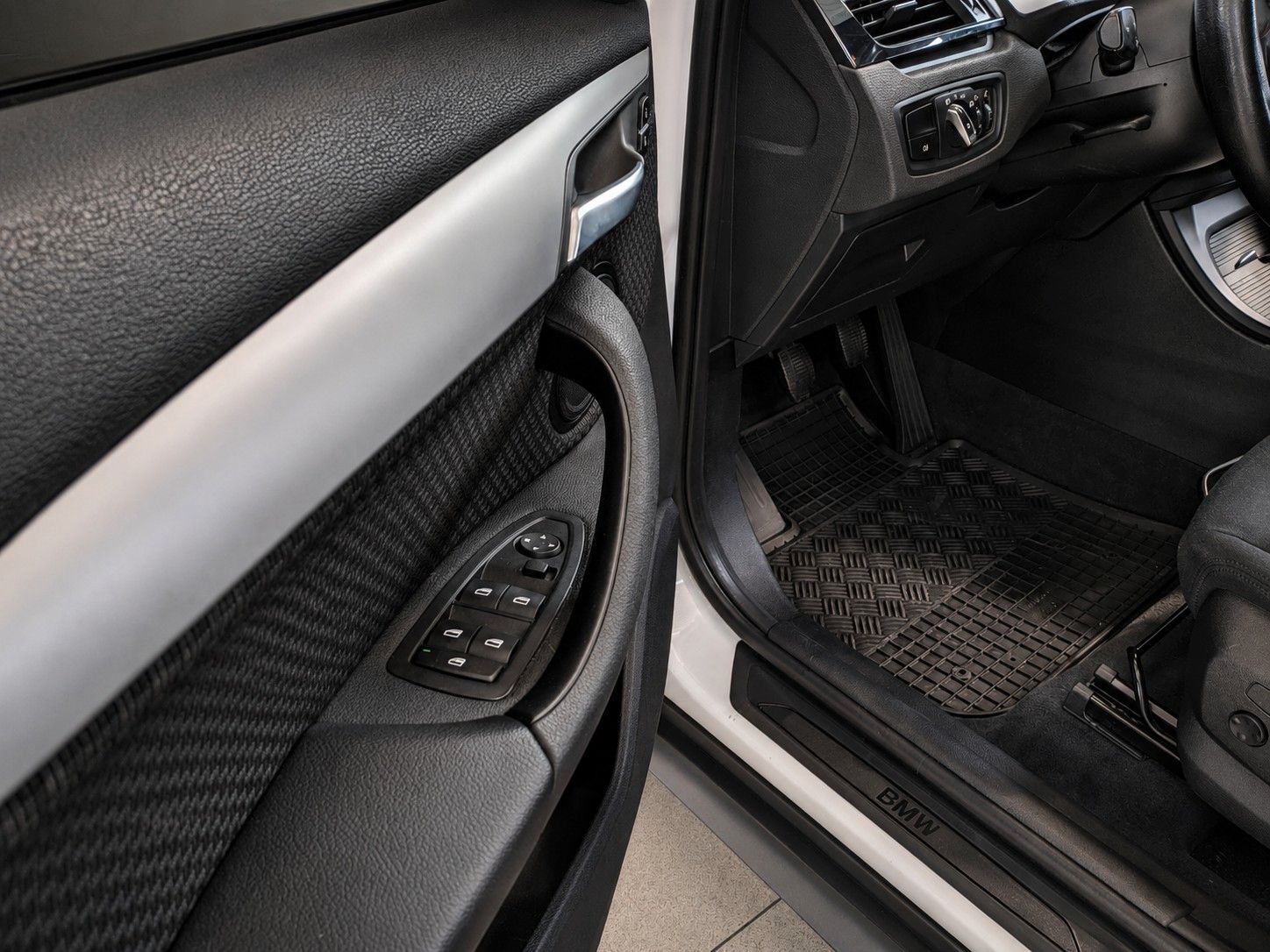 Fahrzeugabbildung BMW X1 18i LCI NAVI SHZ AHK PDC KLIMAAUT 8xALU