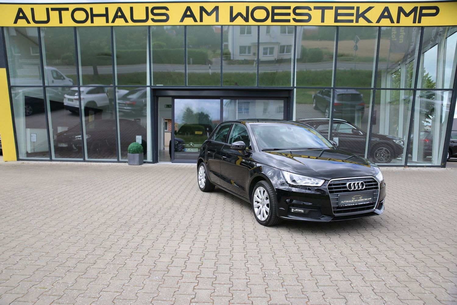 AUDI A1 *SPORT*BI-XENON-PDC-NAVI*TEMPOMAT*BLUETO*8FAC