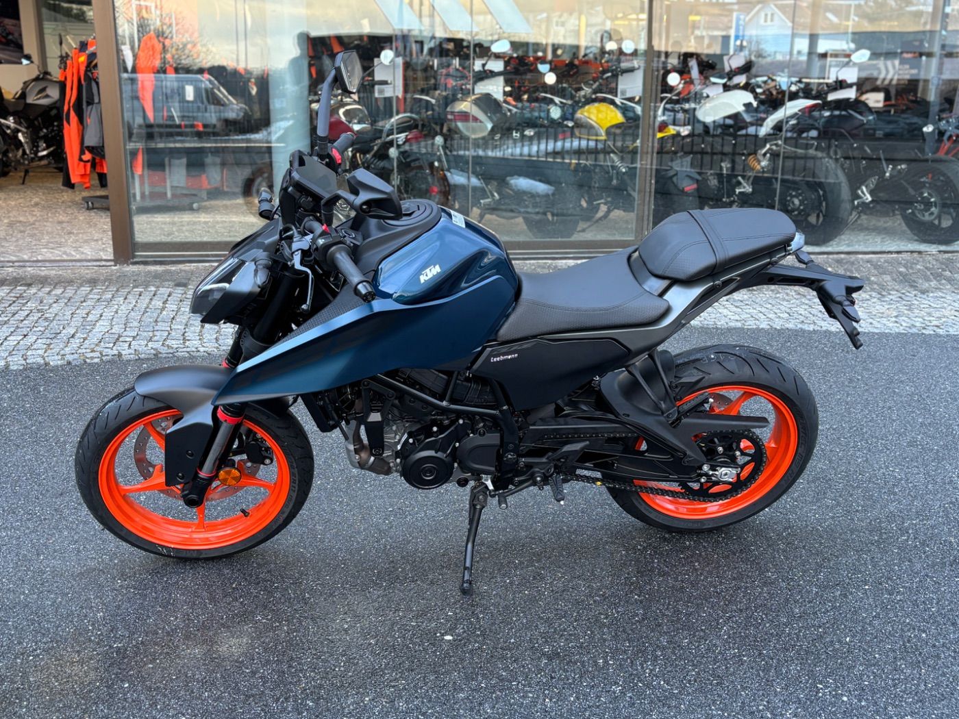 Fahrzeugabbildung KTM 125 Duke Modell 2026 auch in Schwarz erhältlich