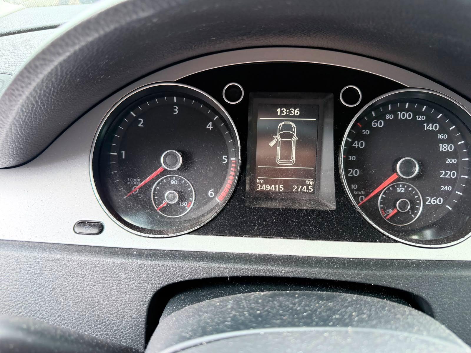 Volkswagen Passat 2011 — interior