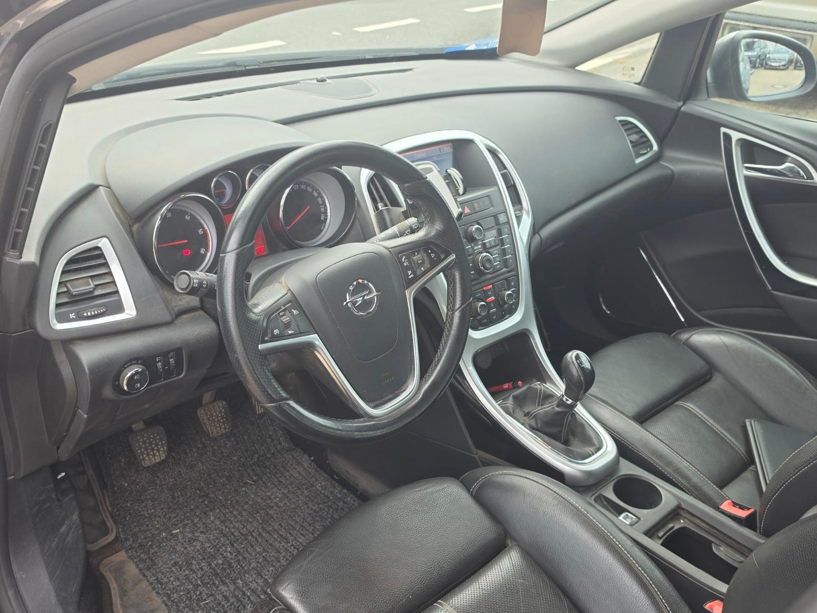 Opel Astra 2011 — photo 10