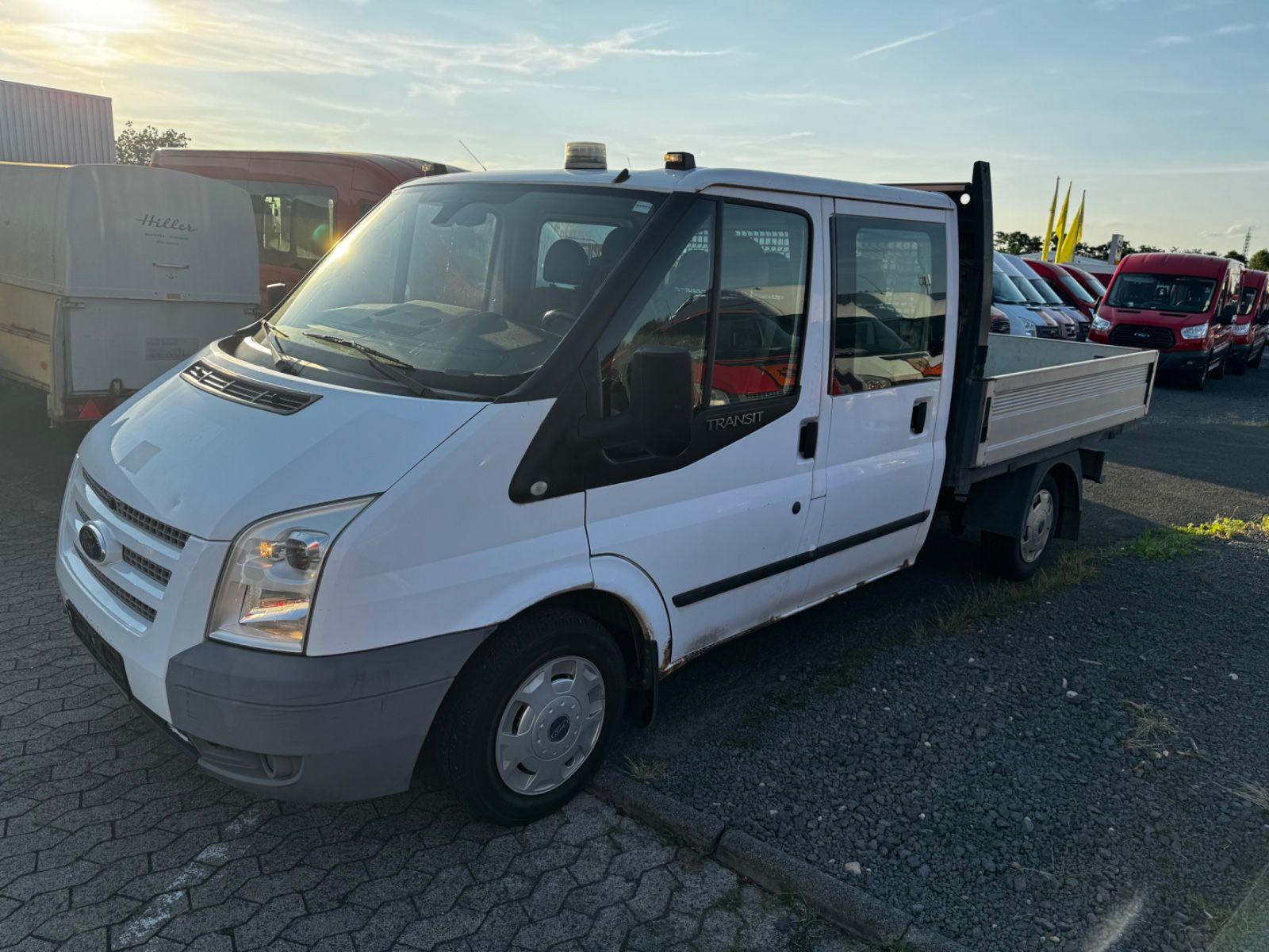 Fahrzeugabbildung Ford Transit Pritsche FT 300 M Doppelkabine Trend