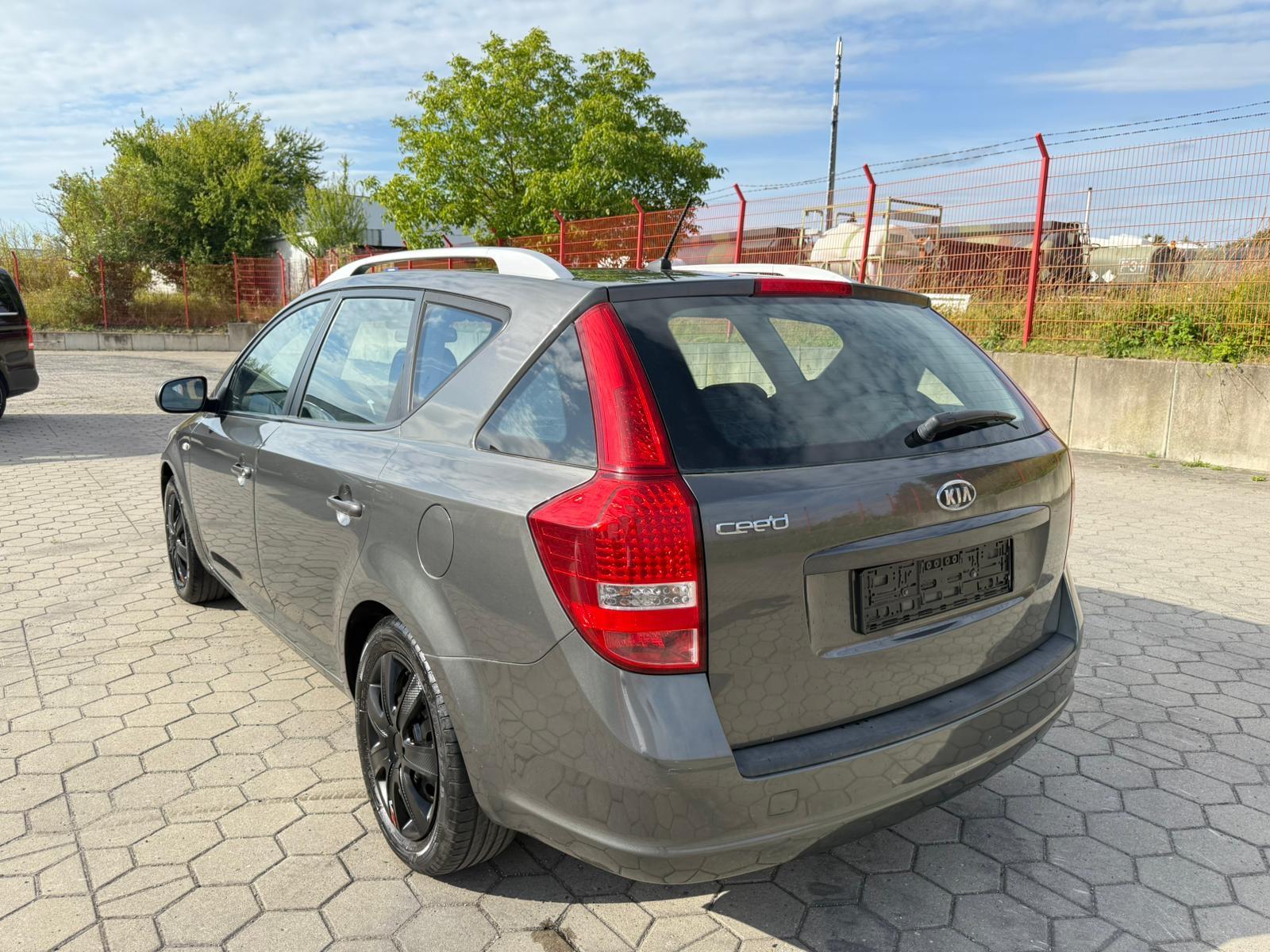 Kia cee'd 2011 — photo 7